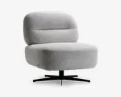 Armløs loungestol med bredt, kraftigt polstret sæde og ryglæn, betrukket med lysegråt tekstureret stof. Stolen har en rundet, moderne silhuet og står på en sort metal drejefod med fire ben for stabilitet.