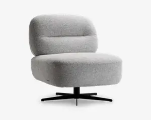 Armløs loungestol med bredt, kraftigt polstret sæde og ryglæn, betrukket med lysegråt tekstureret stof. Stolen har en rundet, moderne silhuet og står på en sort metal drejefod med fire ben for stabilitet.