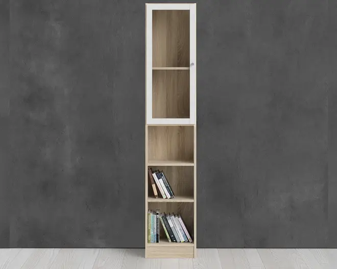 Høj, smal reolenhed med lyst træfinish. Den øverste sektion har en glaslåge med hvid ramme og et lille rundt håndtag, der dækker to hylder. Under lågen er der to åbne hylder, hver med nogle bøger stående oprejst og let skråtstillet. Enheden står på en flad sokkel og har et moderne, minimalistisk design.