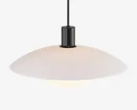 Hængelampe med en bred, lav, mat hvid skærm med glat overflade. Skærmen er fastgjort til en sort cylindrisk fatning og hænger fra en sort ledning. Lyskilden er skjult under skærmen og giver et blødt, diffust lys.
