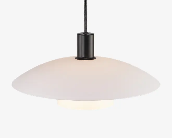 Hængelampe med en bred, lav, mat hvid skærm med glat overflade. Skærmen er fastgjort til en sort cylindrisk fatning og hænger fra en sort ledning. Lyskilden er skjult under skærmen og giver et blødt, diffust lys.