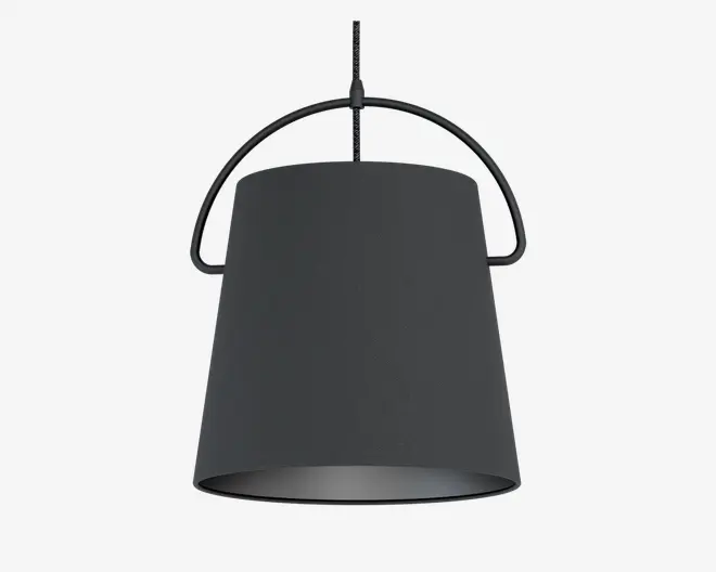 En moderne pendellampe med en mat sort, let konisk cylindrisk skærm. Skærmen er glat og uden dekoration, med en bred åbning i bunden for direkte nedadgående lys. Lampen hænger i en sort ledning og har et karakteristisk buet metalhåndtag over toppen, som giver et moderne designudtryk.