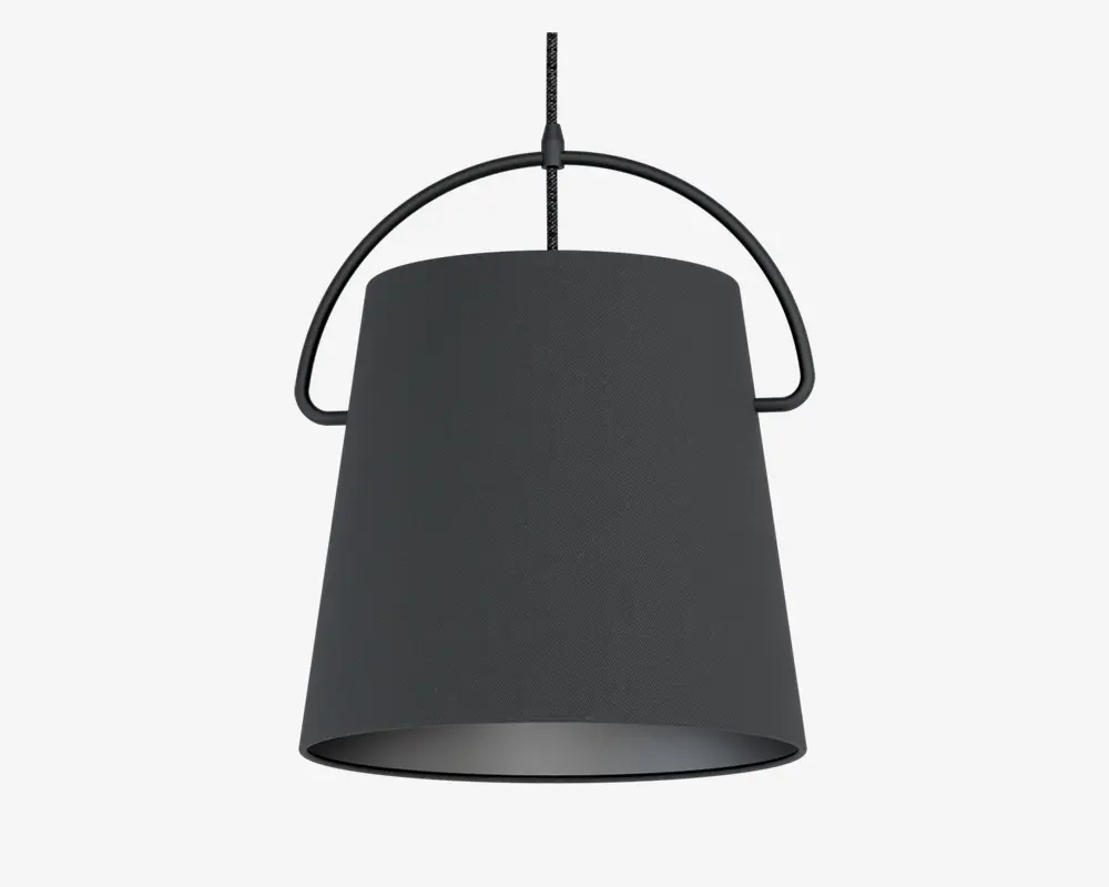 En moderne pendellampe med en mat sort, let konisk cylindrisk skærm. Skærmen er glat og uden dekoration, med en bred åbning i bunden for direkte nedadgående lys. Lampen hænger i en sort ledning og har et karakteristisk buet metalhåndtag over toppen, som giver et moderne designudtryk.