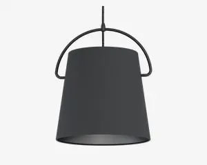 En moderne pendellampe med en mat sort, let konisk cylindrisk skærm. Skærmen er glat og uden dekoration, med en bred åbning i bunden for direkte nedadgående lys. Lampen hænger i en sort ledning og har et karakteristisk buet metalhåndtag over toppen, som giver et moderne designudtryk.