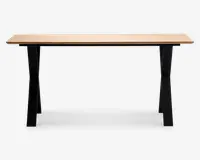 Rektangulært bord med en lys træbordplade og solide, skråtstillede sorte metalben. Bordpladen har en glat overflade med synlig træstruktur, og benene er let udadbuede for ekstra stabilitet og et moderne udtryk.