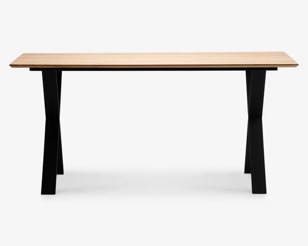 Rektangulært bord med en lys træbordplade og solide, skråtstillede sorte metalben. Bordpladen har en glat overflade med synlig træstruktur, og benene er let udadbuede for ekstra stabilitet og et moderne udtryk.