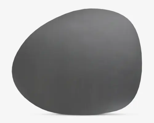 Et mat sort, asymmetrisk, afrundet objekt med en glat overflade og en organisk, stenlignende form. Kanterne er blødt buede, og det samlede udtryk er minimalistisk og moderne.