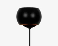 En moderne lampe med en mat sort, rund skærm, der har en let åben bundkant med en diskret gylden indvendig detalje. Lampen har et slankt, minimalistisk design med en lige, tynd sort stander.