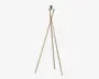 Højt, trebenet stativ af træ med justerbare ben og et metalbeslag øverst, velegnet til at understøtte opmålingsinstrumenter eller kameraer. Træet har en naturlig finish, og benene er forstærket med metaldele for ekstra stabilitet.