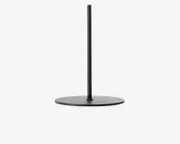 Et slankt, minimalistisk stativ lavet af mat sort metal med en rund, flad base og en enkelt lodret stang i midten. Designet er enkelt og moderne med rene linjer og en solid konstruktion.