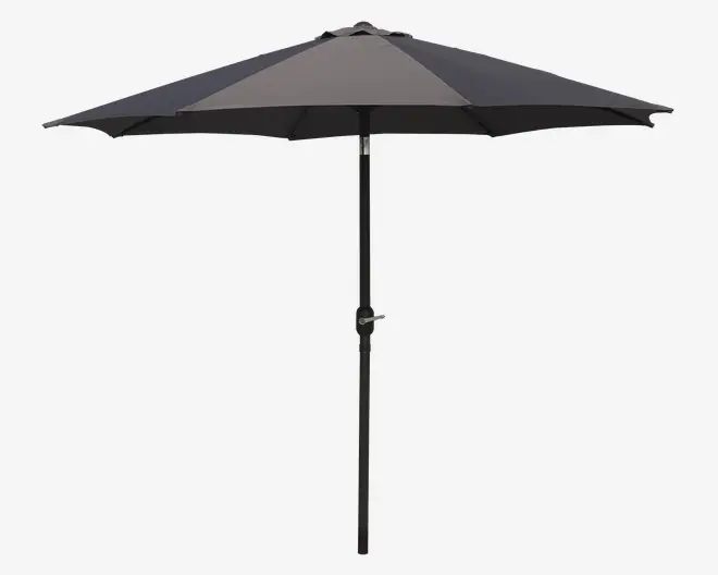 Stor udendørs parasol med rund, bred skærm i en ensfarvet mørkegrå nuance. Skærmen understøttes af en solid midterstang i metal, som har et håndsving til nem åbning og lukning. Parasollen har et enkelt, moderne design, der passer til terrasse eller have.