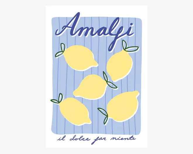 Et rektangulært tryk med lyseblå baggrund og lodrette striber, der viser fem stiliserede gule citroner med grønne blade. Øverst står ordet 'Amalfi' med store, blå, kursiverede bogstaver, og nederst står sætningen 'il dolce far niente' med mindre blå håndskrift. Designet har et legende, håndtegnet udtryk.
