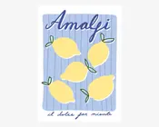 Et rektangulært tryk med lyseblå baggrund og lodrette striber, der viser fem stiliserede gule citroner med grønne blade. Øverst står ordet 'Amalfi' med store, blå, kursiverede bogstaver, og nederst står sætningen 'il dolce far niente' med mindre blå håndskrift. Designet har et legende, håndtegnet udtryk.