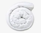 En sammenrullet, hvid topmadras med quiltet, tekstureret overflade. Stoffet ser blødt og åndbart ud, og der er synlige syninger langs kanterne for ekstra holdbarhed. Topmadrassen virker tyk og fyldig, hvilket indikerer ekstra komfort og støtte.