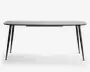 Rektangulært bord med en glat, lysegrå bordplade og slanke, skråtstillede sorte metalben. Designet er minimalistisk og moderne med en tynd profil og rene linjer, hvilket gør det velegnet til nutidige indretninger. Benene er let tilspidsede og vinklet udad for ekstra stabilitet.