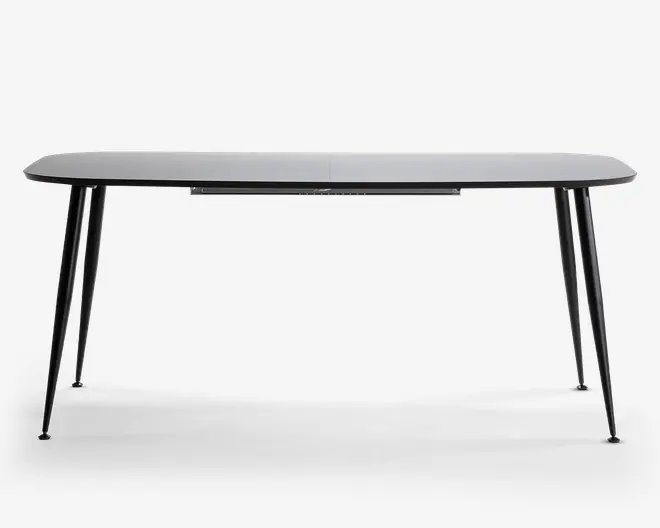 Rektangulært bord med en glat, lysegrå bordplade og slanke, skråtstillede sorte metalben. Designet er minimalistisk og moderne med en tynd profil og rene linjer, hvilket gør det velegnet til nutidige indretninger. Benene er let tilspidsede og vinklet udad for ekstra stabilitet.