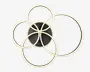 Moderne loftlampe med fem sammenflettede, oplyste ringe i forskellige størrelser, arrangeret i et blomstret eller geometrisk mønster. Ringene udsender et blødt, varmt hvidt lys og er fastgjort til en central sort, cirkulær base. Designet er elegant og nutidigt, velegnet til at tilføje et stilfuldt præg til boligens opholdsrum.