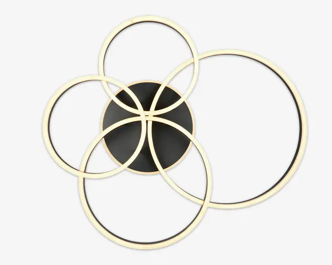 Moderne loftlampe med fem sammenflettede, oplyste ringe i forskellige størrelser, arrangeret i et blomstret eller geometrisk mønster. Ringene udsender et blødt, varmt hvidt lys og er fastgjort til en central sort, cirkulær base. Designet er elegant og nutidigt, velegnet til at tilføje et stilfuldt præg til boligens opholdsrum.