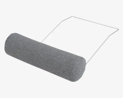 Cylindrisk pude i gråt stof med en glat overflade, fastgjort til en minimalistisk metalramme. Rammen er rektangulær og designet til at støtte puden, sandsynligvis til ergonomisk støtte eller som nakkestøtte. Puden virker fast og jævnt polstret med et rent, moderne udtryk.