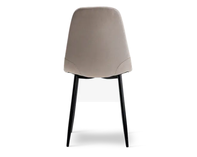 Stol med glat, lysebeige polstret ryg og sæde, med diskrete syninger nær de nederste hjørner. Stolen har fire slanke, sorte metalben, der er let udadskrånende for stabilitet.