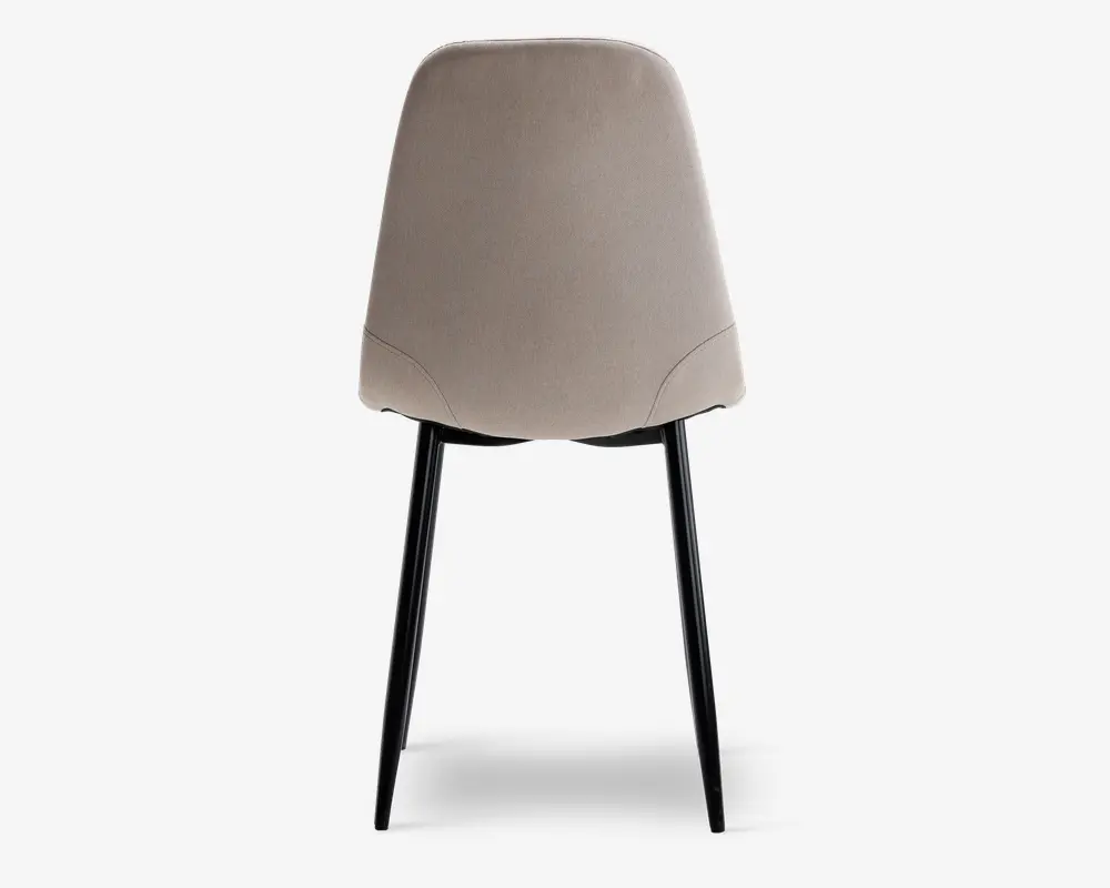 Stol med glat, lysebeige polstret ryg og sæde, med diskrete syninger nær de nederste hjørner. Stolen har fire slanke, sorte metalben, der er let udadskrånende for stabilitet.