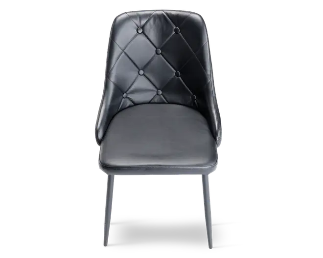 Stol med sort kunstlæderbetræk, polstret sæde og høj ryg. Ryggen er dekoreret med diamantformet syning og matchende knapper, hvilket giver et stilfuldt og elegant udtryk. Stolen har slanke, lige ben i sort, som bidrager til et moderne look.