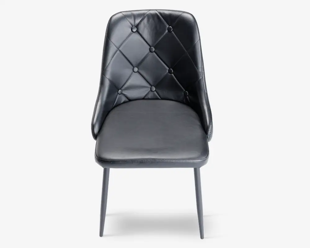 Stol med sort kunstlæderbetræk, polstret sæde og høj ryg. Ryggen er dekoreret med diamantformet syning og matchende knapper, hvilket giver et stilfuldt og elegant udtryk. Stolen har slanke, lige ben i sort, som bidrager til et moderne look.