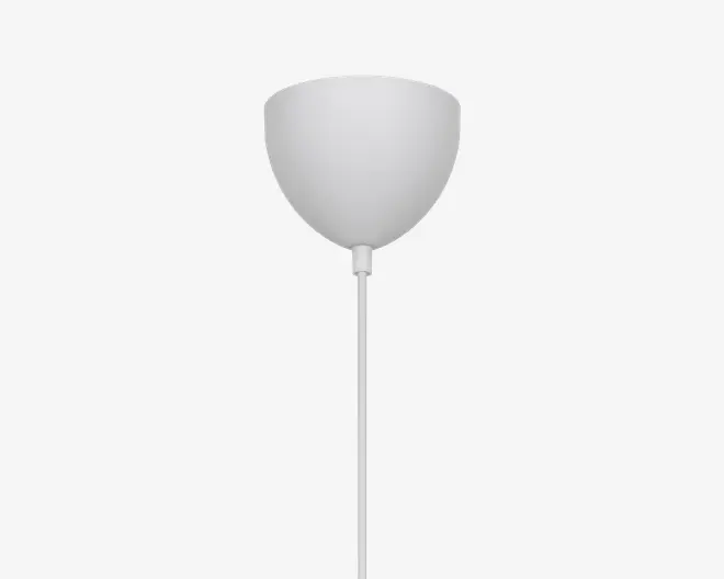 Høj gulvlampe med en hvid, frostet skålformet skærm og en slank sølvfarvet metalstang.