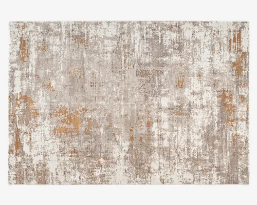 Rektangulært tæppe med et slidt, abstrakt mønster i lyse beige, grå og afdæmpede guldfarver. Designet har et ujævnt, patineret udtryk med spredte farvepletter, hvilket giver et moderne, vintage-inspireret look. Overfladen ser blød og lavluvet ud, velegnet til moderne eller klassiske indretninger.