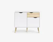 Moderne skab med hvid finish, der har to låger og én skuffe. Skuffen har en lys træstruktur på fronten, mens lågerne er helt hvide. Alle greb er udskårne for et stilrent udtryk. Skabet står på fire skråtstillede ben i lyst træ, hvilket giver et minimalistisk og skandinavisk inspireret design.