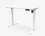 Moderne skrivebord med en ren, hvid rektangulær bordplade og solide metalben. Bordet har et elektronisk kontrolpanel monteret under højre side til justering af højden, hvilket giver mulighed for både siddende og stående arbejde. Designet er minimalistisk med en glat overflade og en kabelbakke under bordet til organisering af ledninger.