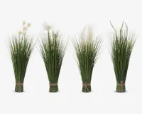 Fire bundter kunstigt græs med forskellige hvide accentblomster, hver bundet i bunden med naturfarvet snor. Græsstråene er lange og slanke, og blomsterne varierer i form, herunder runde pompon-klaser, fine stjerneformede blomster, fjeragtige duske og elegante calla-lignende former. Udtrykket er friskt og naturligt, velegnet til dekorative arrangementer.