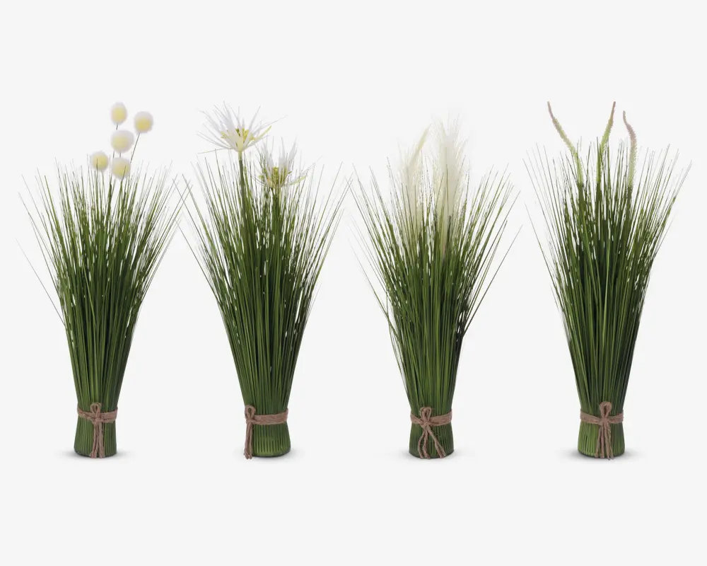 Fire bundter kunstigt græs med forskellige hvide accentblomster, hver bundet i bunden med naturfarvet snor. Græsstråene er lange og slanke, og blomsterne varierer i form, herunder runde pompon-klaser, fine stjerneformede blomster, fjeragtige duske og elegante calla-lignende former. Udtrykket er friskt og naturligt, velegnet til dekorative arrangementer.