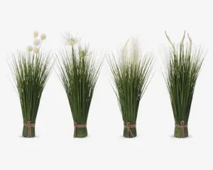 Fire bundter kunstigt græs med forskellige hvide accentblomster, hver bundet i bunden med naturfarvet snor. Græsstråene er lange og slanke, og blomsterne varierer i form, herunder runde pompon-klaser, fine stjerneformede blomster, fjeragtige duske og elegante calla-lignende former. Udtrykket er friskt og naturligt, velegnet til dekorative arrangementer.