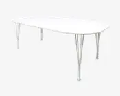 Et moderne bord med en glat, hvid, oval bordplade og seks slanke ben i kromfinish, arrangeret i par for ekstra stabilitet. Bordet har rene linjer og et minimalistisk design, der passer til moderne indretning.