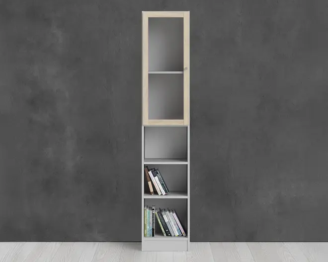 Høj, smal reolenhed med fire rum. Det øverste rum har en glaslåge med en ramme i lyst træ, mens de tre nederste åbne hylder er hvide. De to nederste hylder indeholder et udvalg af bøger, der står lodret og læner sig til siden. Enheden står op ad en mørkegrå væg og på et lyst trægulv.