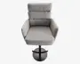 Moderne lænestol med høj, segmenteret ryg og bred, polstret sæde. Betrukket med lysegråt stof med blød, tekstureret overflade. Har skrå armlæn og en solid, rund sort metalsokkel, der giver stabilitet og nem rotation.
