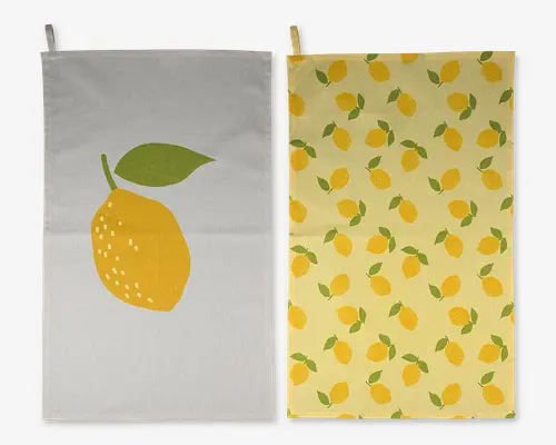 Sæt med to rektangulære klude med citronmotiv. Den første klud har en minimalistisk illustration af en stor gul citron med et grønt blad på en ensfarvet hvid baggrund. Den anden klud har et mønster med små gule citroner og grønne blade spredt ud over en lys gul baggrund. Begge klude har en ophængsløkke i det ene hjørne.