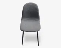 Moderne stol med buet, polstret ryglæn og sæde betrukket med mørkegråt stof. Stolen har slanke, sorte metalben, der er let udadgående, hvilket giver et stilrent og minimalistisk udtryk. Sæde og ryglæn er glat formet for øget komfort.
