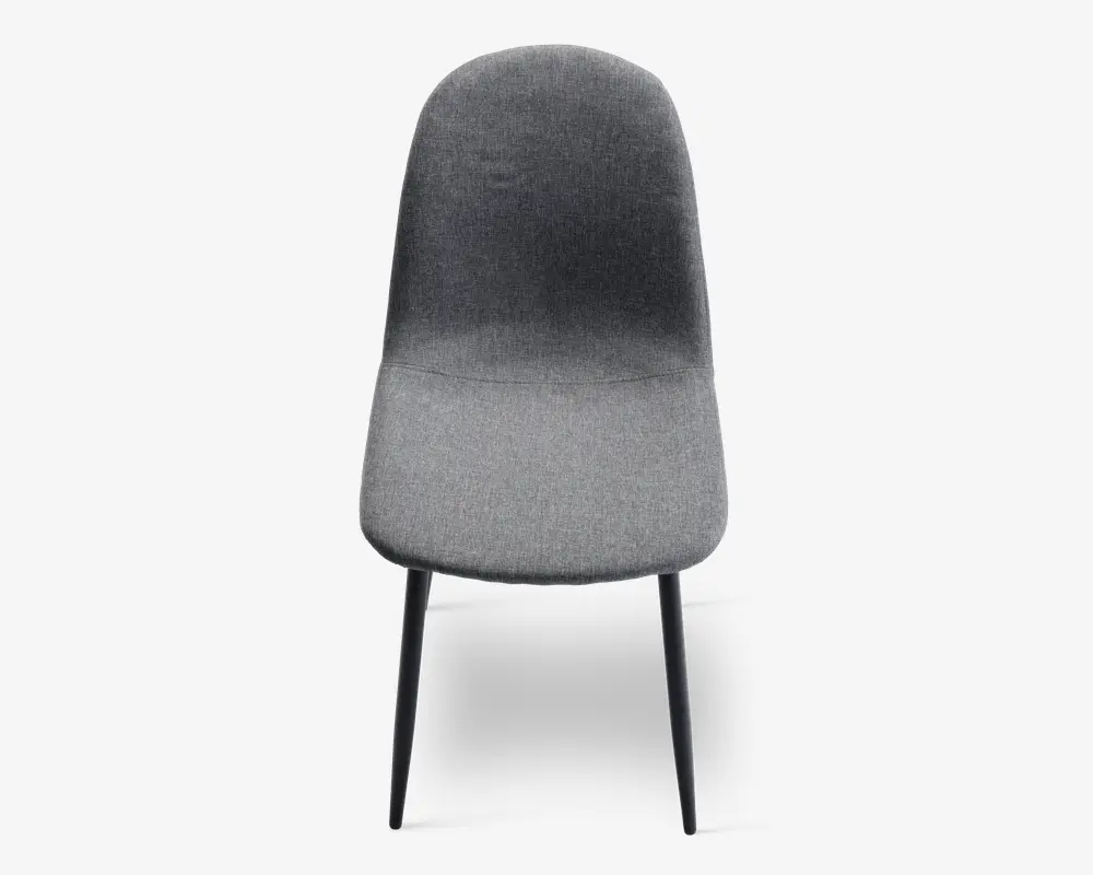 Moderne stol med buet, polstret ryglæn og sæde betrukket med mørkegråt stof. Stolen har slanke, sorte metalben, der er let udadgående, hvilket giver et stilrent og minimalistisk udtryk. Sæde og ryglæn er glat formet for øget komfort.