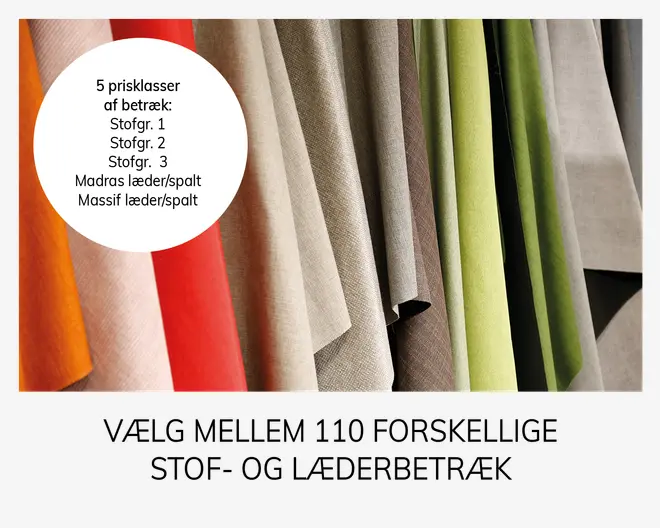 Et udvalg af stof- og læderprøver hænger lodret og viser et udvalg af farver, herunder orange, rød, beige, brun, grøn og grå. Materialerne har forskellige teksturer, fra glatte til let strukturerede, og vises i forskellige tykkelser. Prøverne er pænt arrangeret for at fremvise de forskellige muligheder for betræk.