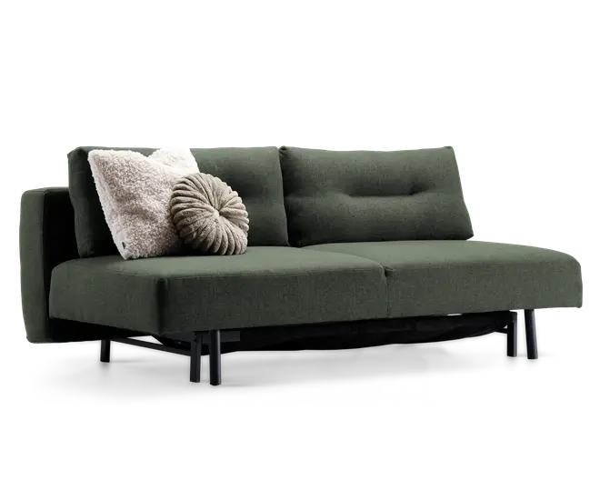 En moderne sofa med mørkegrønt betræk og minimalistisk design, med rene linjer og sorte metalben. Sæde- og ryghynderne er tykke og bløde, hvilket giver god komfort. Sofaen er pyntet med to dekorative puder: en stor, fluffy, cremefarvet firkantet pude og en rund, plisseret, lysebrun pude, som tilføjer tekstur og visuel interesse.