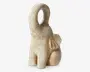 En dekorativ elefantfigur med en tekstureret, stenlignende overflade i en naturlig beige farve. Elefanten sidder med snablen løftet højt i en buet position, hvilket ofte anses som et symbol på held. Figuren har afrundede former, markante ører og et enkelt, minimalistisk design uden indviklede detaljer.