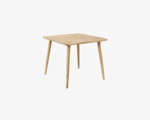 Firkantet bord med lys træfinish, glat og flad bordplade samt fire let skrå, koniske ben. Designet er minimalistisk og moderne, velegnet til små spiseområder eller som arbejdsbord.
