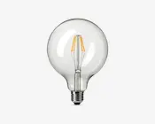 Klar glaspære med stor, rund form og synlige LED-filamenter, der er arrangeret lodret indeni. Pæren har en standard skruefatning og en glat, blank overflade, så de indvendige komponenter er lette at se. Designet er både moderne og minder om vintage-stil pærer, velegnet til dekorativ belysning.