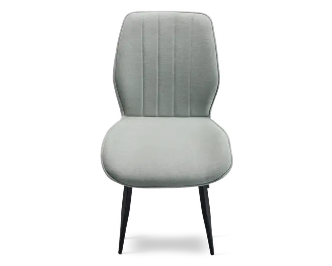 Stol med lysegråt polstret sæde og ryglæn, der har lodrette syninger på ryglænet for ekstra struktur. Sædet er bredt og afrundet, mens ryglænet er let tilspidset foroven. Stolen står på fire slanke, sorte metalben, der er let skråtstillede for stabilitet.