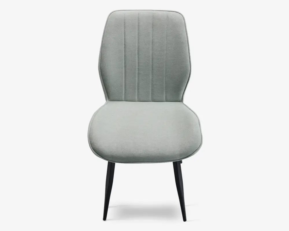 Stol med lysegråt polstret sæde og ryglæn, der har lodrette syninger på ryglænet for ekstra struktur. Sædet er bredt og afrundet, mens ryglænet er let tilspidset foroven. Stolen står på fire slanke, sorte metalben, der er let skråtstillede for stabilitet.