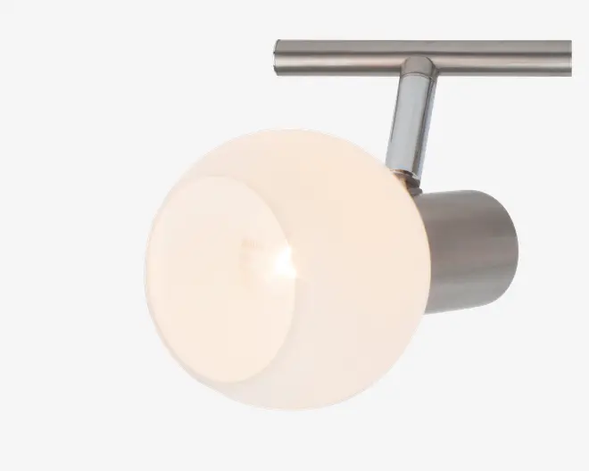 Et moderne lampearmatur med en rund, mat glasafskærmning, der giver et blødt og diffust lys. Skærmen er monteret på en elegant, børstet metalbase og arm, hvilket giver et stilrent og nutidigt udtryk. Armaturet er designet til montering på væg eller loft og har et minimalistisk look, der passer til mange forskellige indretninger.