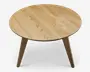 Rundt bord med en glat, lys egetræsfinish. Bordpladen har synlige naturlige åremønstre i træet, og bordet står på tre let skrå, solide ben, der også er lavet af matchende eg. Designet er minimalistisk og moderne med rene linjer og et varmt, naturligt udtryk.