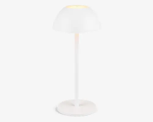 Minimalistisk bordlampe med mat hvid finish, kuppelformet skærm, lige cylindrisk stang og rund, flad fod. Lampen udsender et blødt, diffust lys under skærmen og passer godt til moderne eller nutidige indretninger.